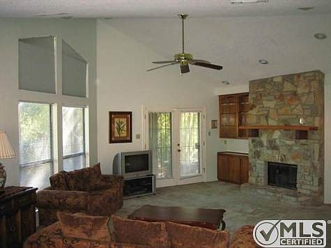 3rd image of 828 Woodridge Dr