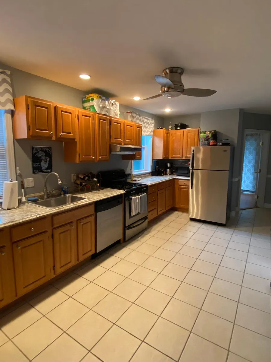 Building Photo - 688 E 5th St #2