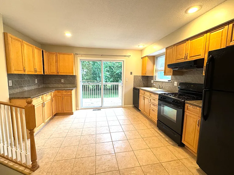 1414 E Haven Ln — Photo 2
