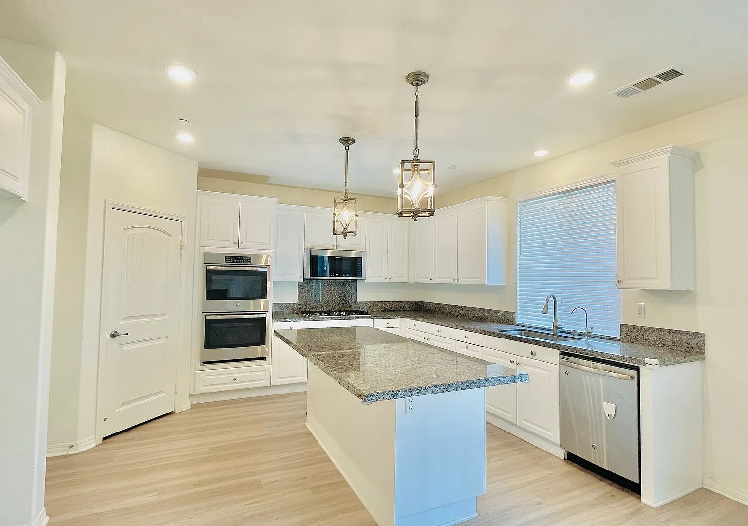Beautiful 5bd/3ba-2 Story Home Available For Rent In Jurupa Valley! — Photo 4
