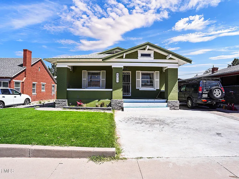4017 Oxford Ave — Photo 1