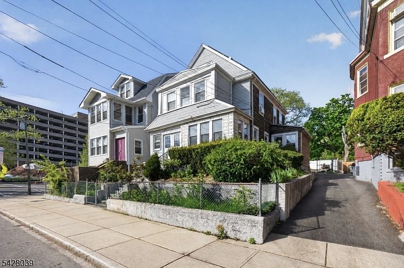 1st image of 127 Lyons Ave
