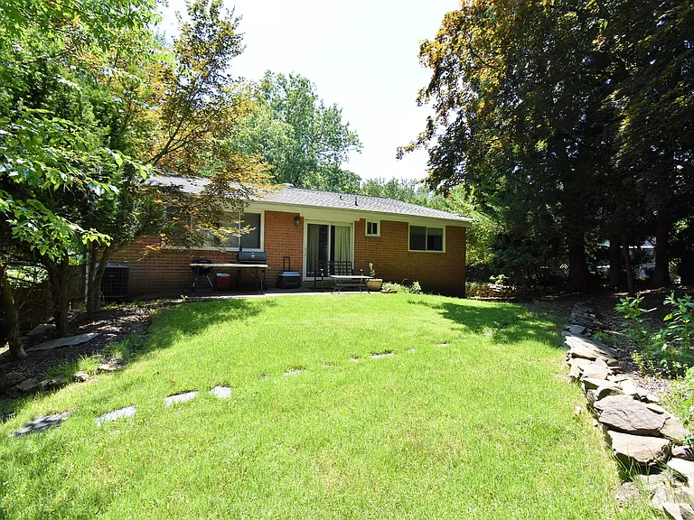 305 Hillsboro Dr — Photo 3