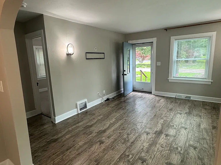 283 Oak St — Photo 5