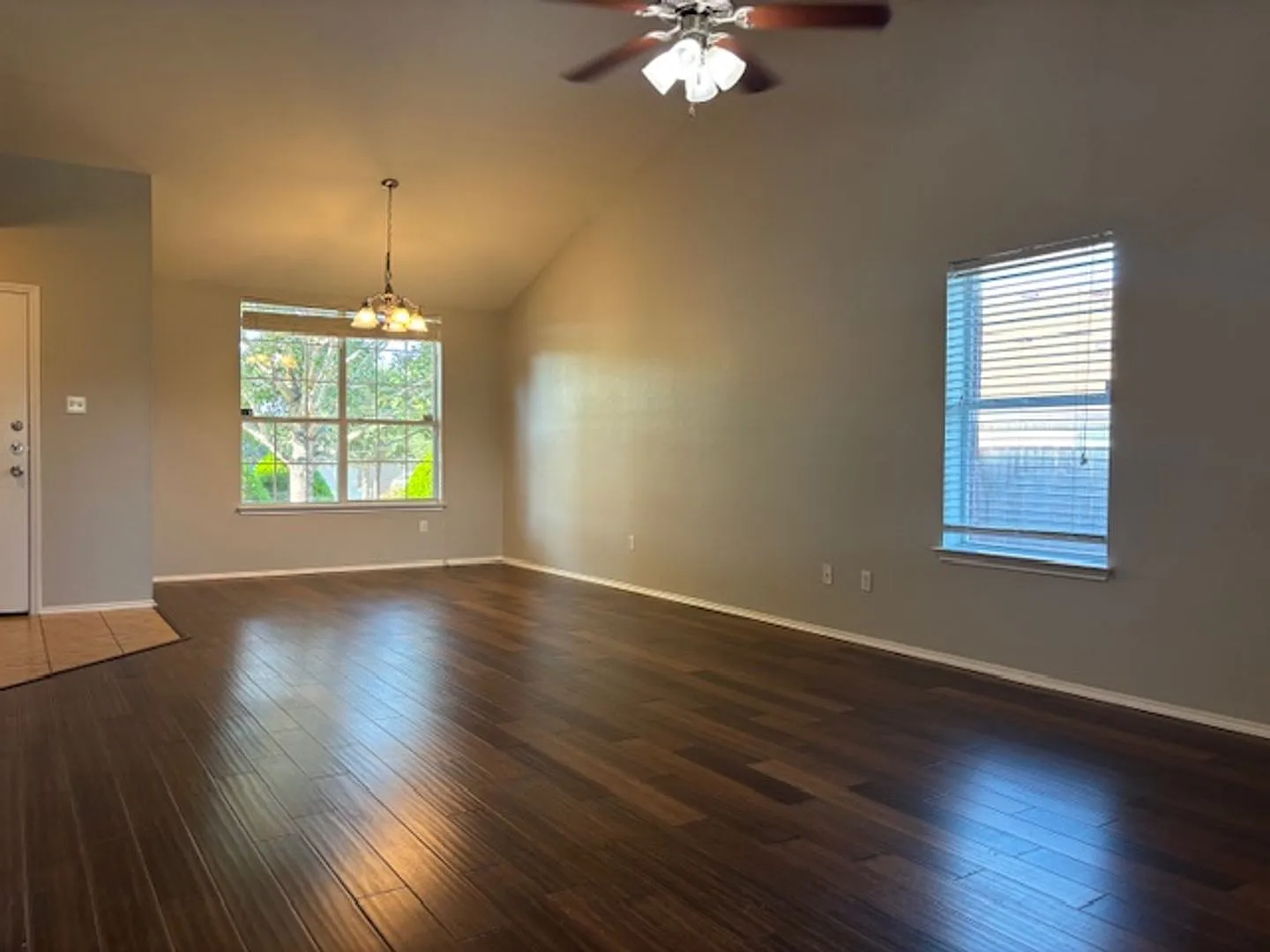 Spacious 2 story with cul-de-sac location — Photo 3