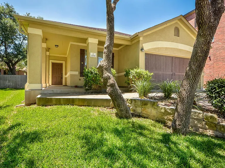 2202 Ezra Ct — Photo 4