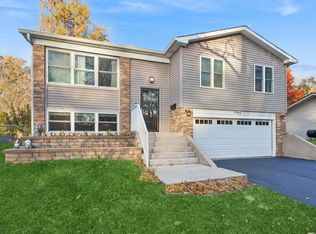 3008 Scenicwood Ln, Woodridge, IL 60517