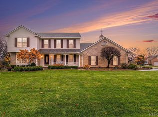822 Augusta Dr, Rochester Hills, MI 48309