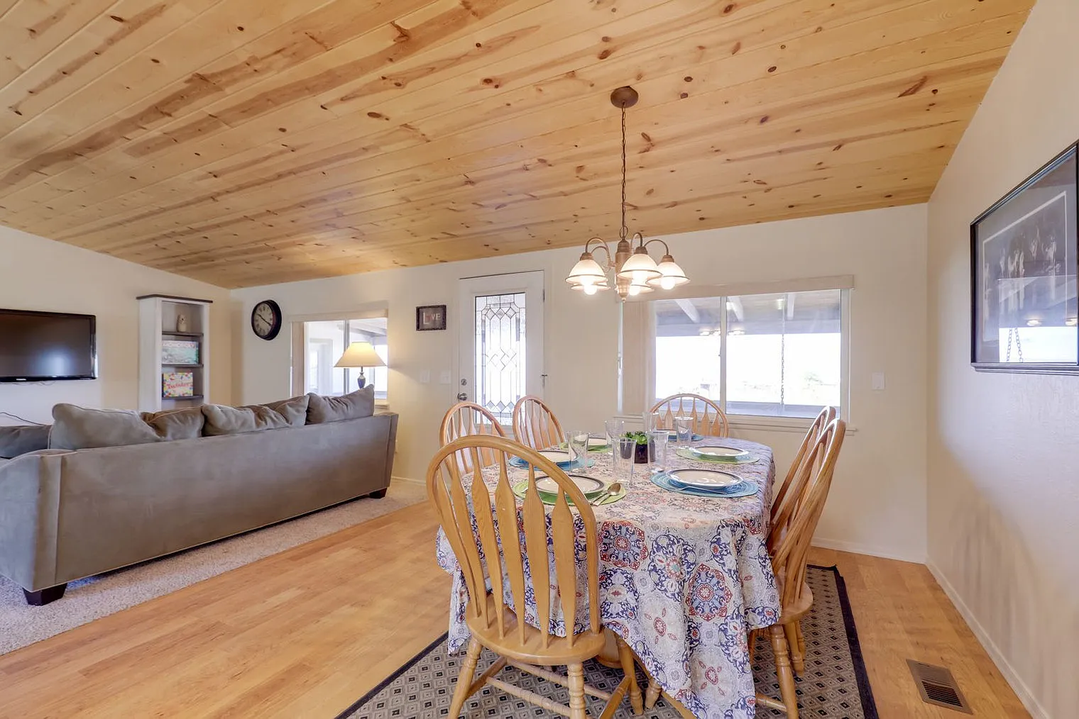 3 bed, 2.0 bath, 1334 sqft, $3,290 — Photo 4