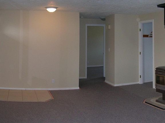3rd image of 323 SW Ewen St