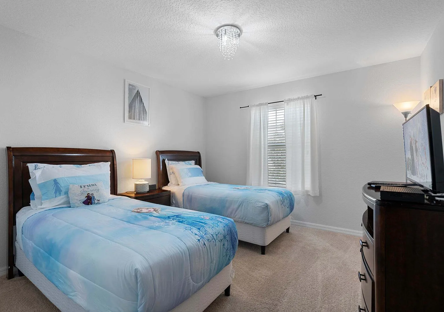 Townhome 4BR with Pool at Storey Lake — Photo 4