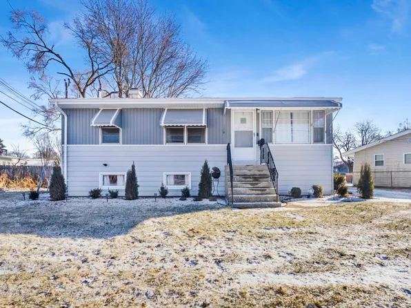 709 Silver Lake Rd, Cary, IL 60013