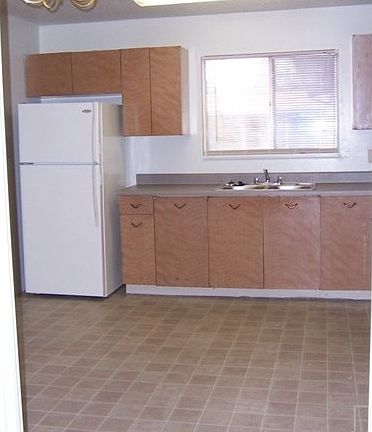 4th image of 405 W 87th Pl
