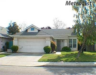 3 bed 2 bath with a Pool!