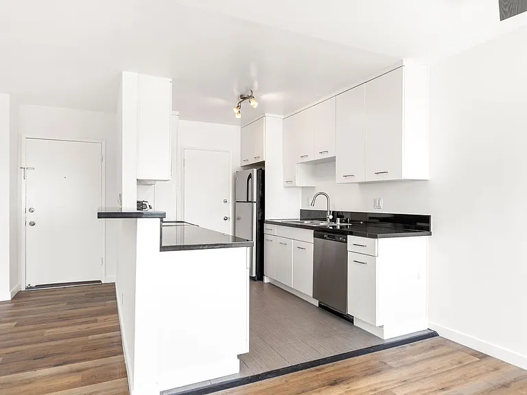 8440 Fountain Ave — Photo 12