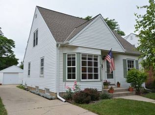 4829 N Diversey Blvd, Whitefish Bay, WI 53217