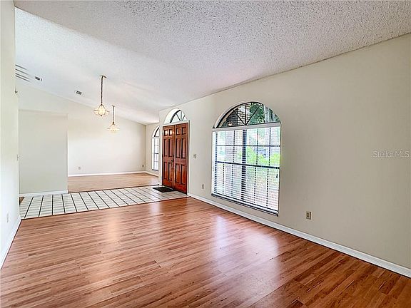 4th image of 813 Bloomingdale Dr