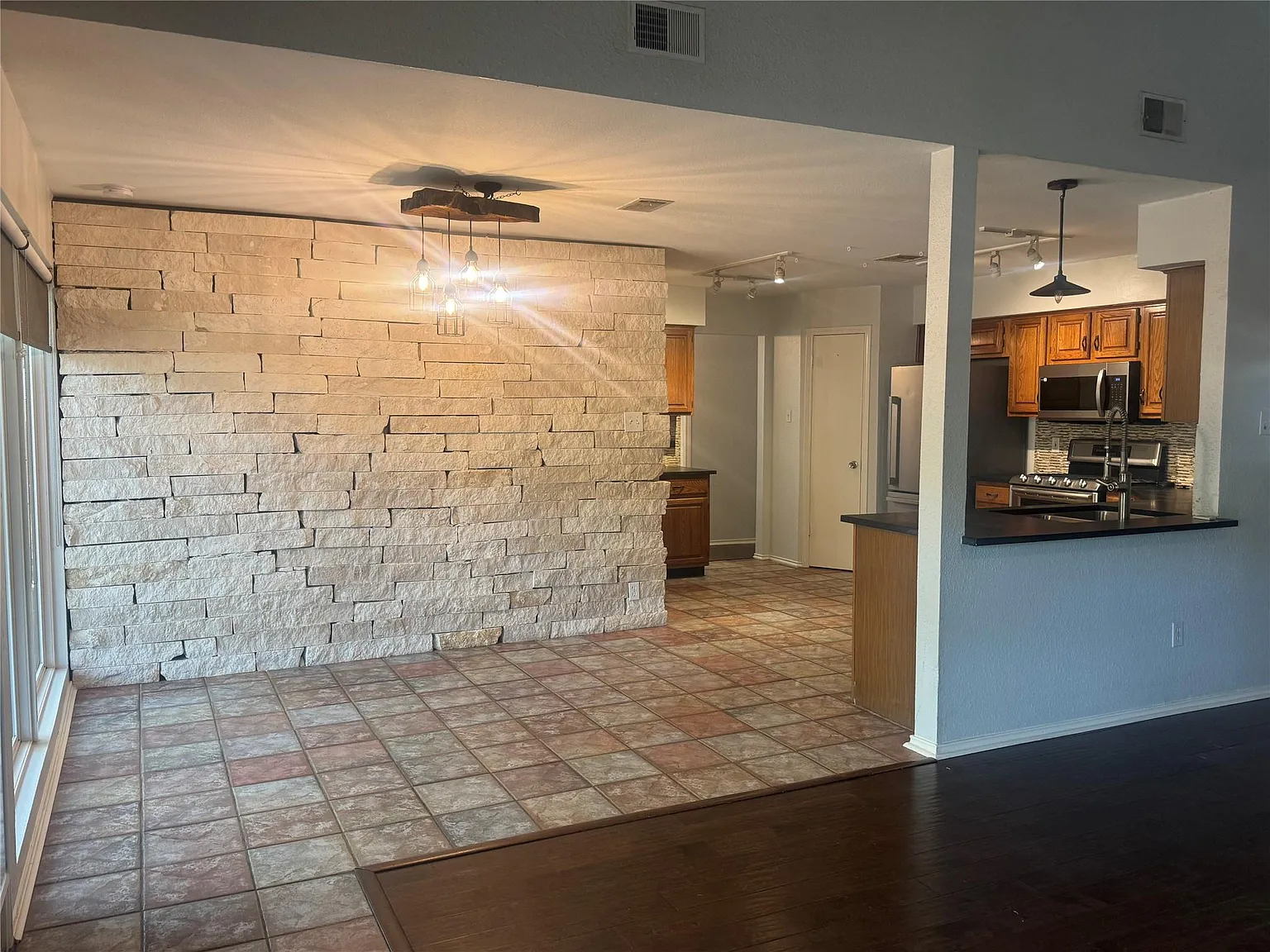 3 bed, 2.0 bath, 1755 sqft, $2,400 — Photo 4