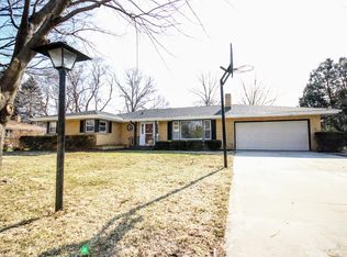 1202 Woodridge Dr, Rockford, IL 61108