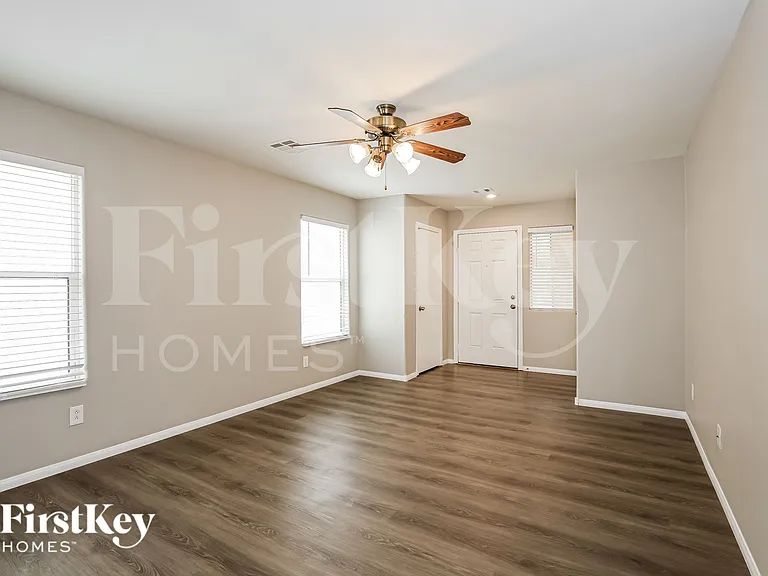 6032 Sierra Lakes St — Photo 2