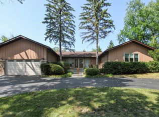 1977 Castlewood Rd, Highland Park, IL 60035