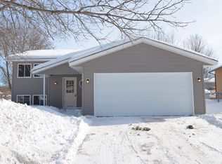 6567 Upper 22nd St N, Oakdale, MN 55128