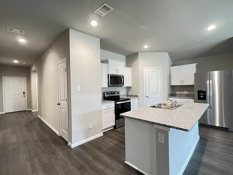 1416 Dillard Creek Dr — Photo 3