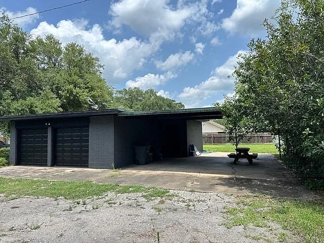3 bed, 2.0 bath, 1904 sqft, $1,650 — Photo 3