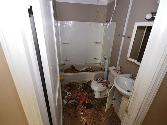 4th image of 2110 Sharon Ave