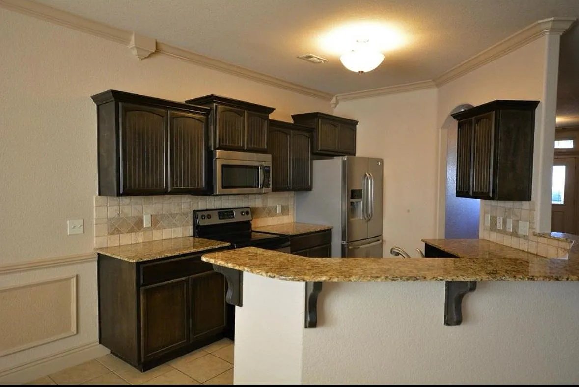 3 bed, 1856 sqft, $2,200 — Photo 4