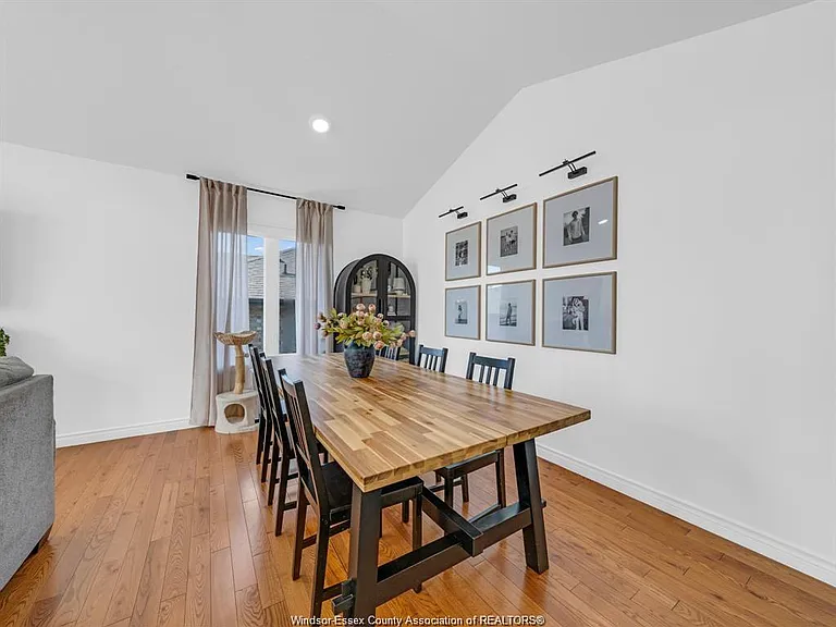 3040 Troup Cres — Photo 12
