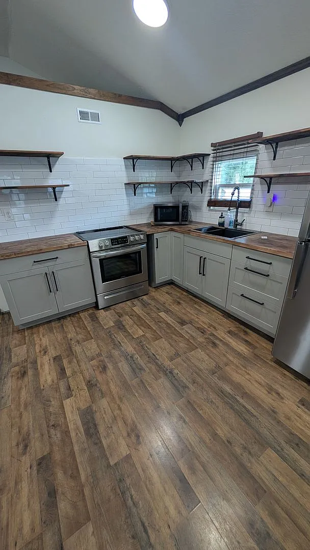 Manufactured home. Updated with a modern touch — Photo 4