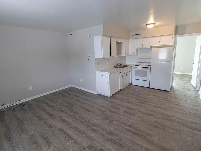 708 W Cunningham Dr #3 — Photo 3
