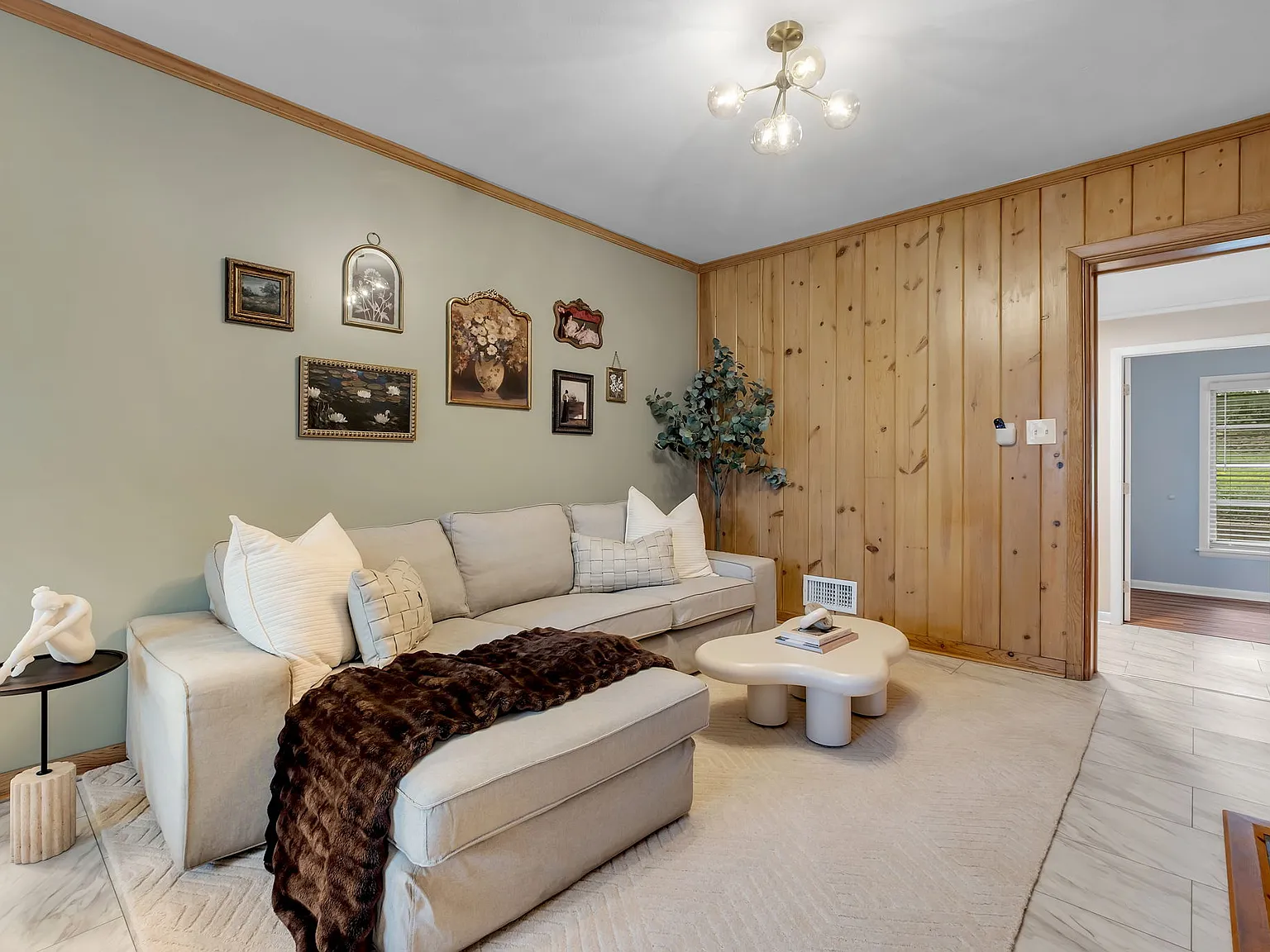 5 bed, 1922 sqft, $620 — Photo 2