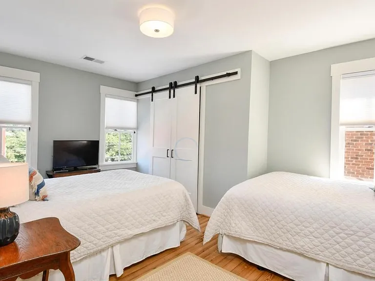 Guest bedroom with ensuite bathroom