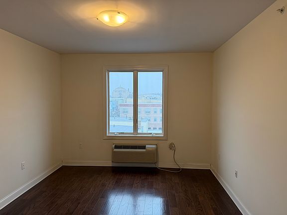 5th image of 225 Walker St #403