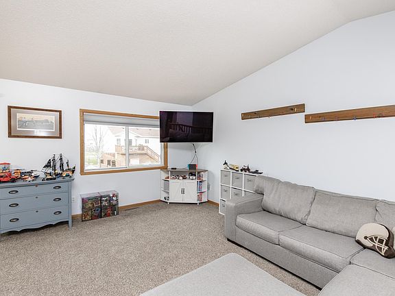 5th image of 983 42nd Ave W