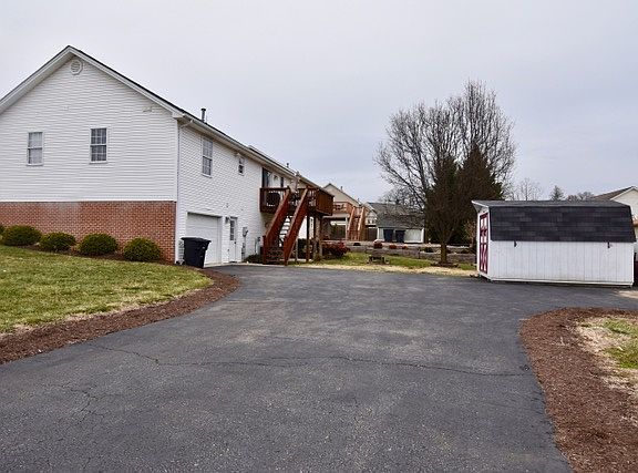3rd image of 801 Harmon Cir