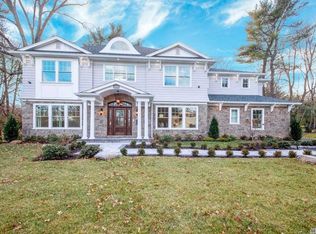 26 Teakwood Ln, East Hills, NY 11576