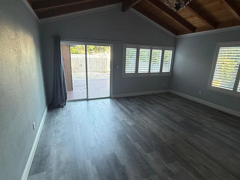 1436 Albany Ave — Photo 21
