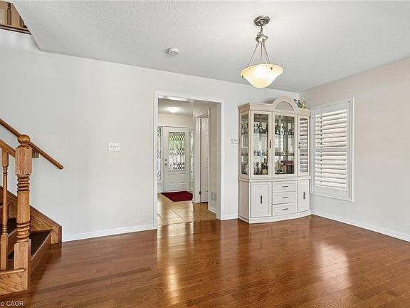 3rd image of 10 Klemscott Rd
