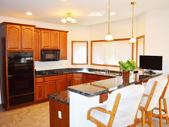 Kitchen w/ breakfast bar