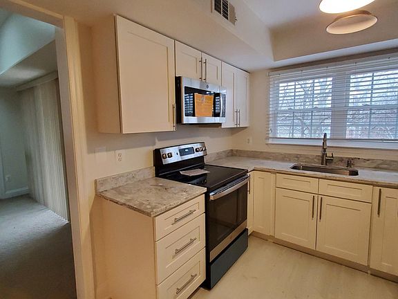 3rd image of 12159 Chaucer Ln