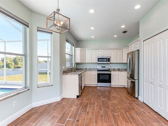 3rd image of 22452 Laureldale Dr