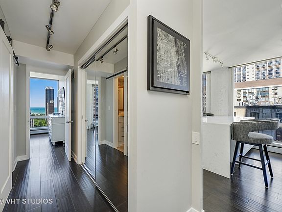 3rd image of 1300 N Astor St Unit 22B