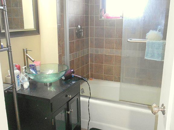 4th image of 446 Park Dr #18