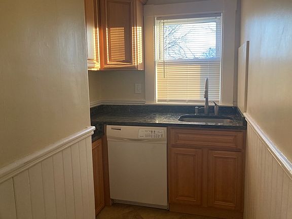 4th image of 181 Ocean Ave W #2