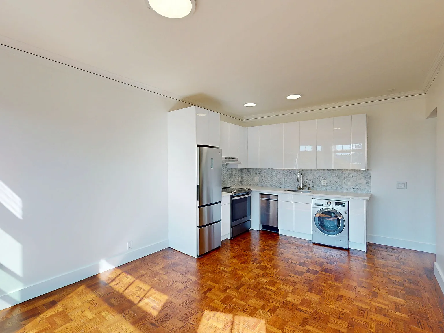 Pacific Heights 2BR with In-Unit Laundry | Pet Friendly — Photo 3