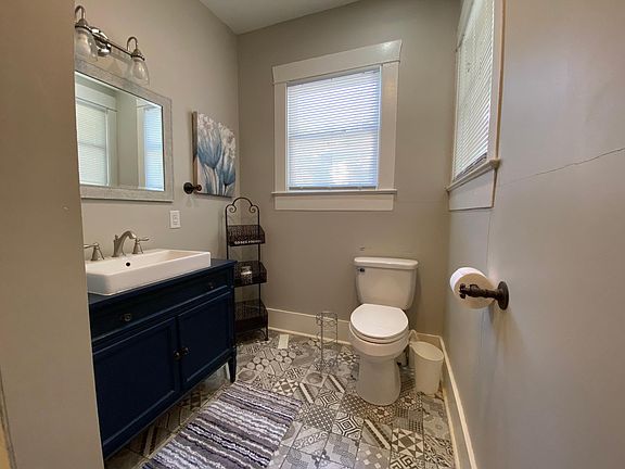 4th image of 615 N Pine St #2