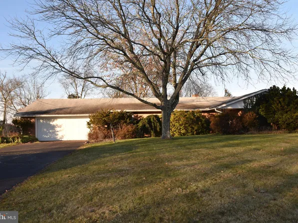 2370 Hillcrest Rd, Quakertown, PA 18951